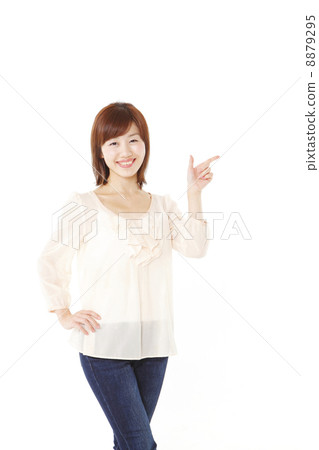 A casual woman wearing a finger 8879295