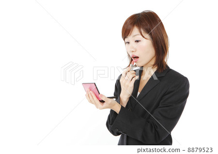 A woman who corrects the rouge A woman who corrects the rouge 8879523