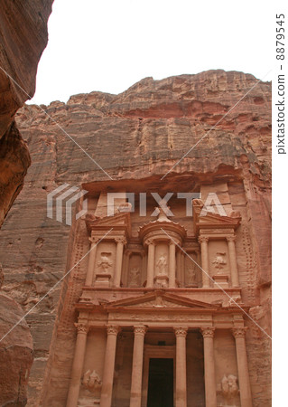 從約旦的佩特拉廢墟尋求看到的El Hazune 8879545