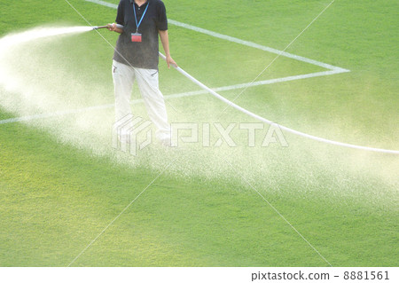澆灌草地面的地面管理員 8881561