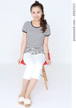 坐在椅子上的年輕女子 8882523
