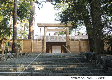 Scenery of the Inner Shrine of Ise Jingu: The brand new Main Shrine, the shrine's relocation ceremony, and the shining cypress shrine 8889418