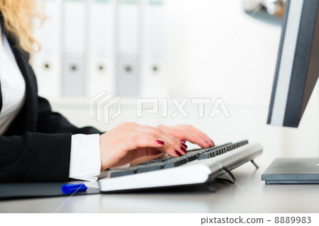 Business woman working on computer Business woman working on computer 8889983