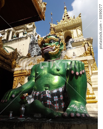 雕像在仰光Shuedagon塔 雕像在仰光Shuedagon塔 8890077