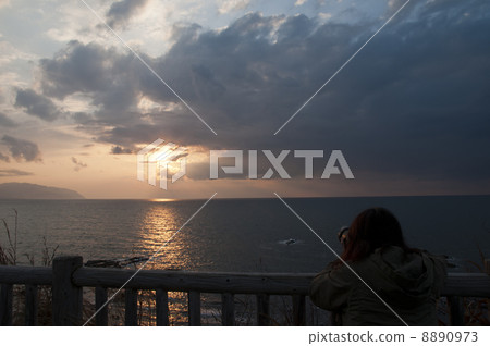 Female photographer to shoot the sunset 8890973