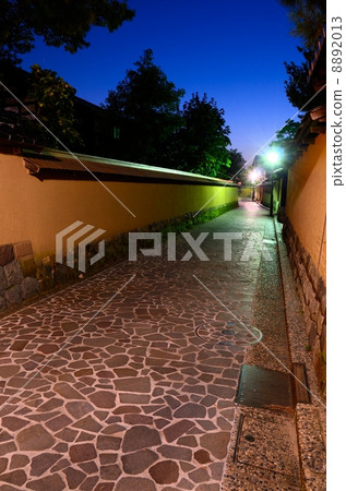 Evening scenery of Nagamachi samurai house residence [vertical] 8892013