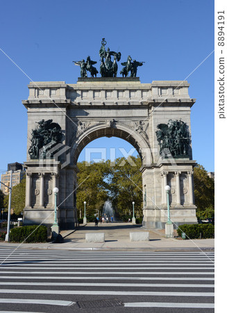 Grand Army Plaza's Arc de Triomphe 8894191