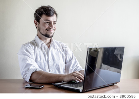 8900595