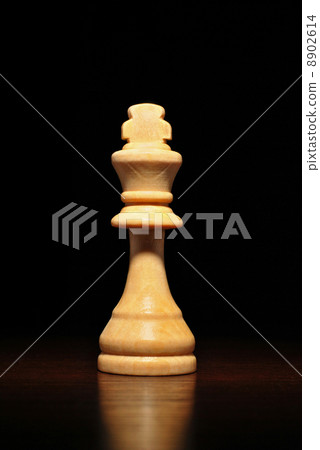 Single wooden chess piece 8902614