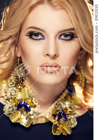 Queen of beauty 8903938