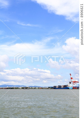 在錨地的一艘貨船 在錨地的一艘貨船 8906821