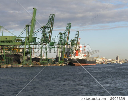 Scenery of a ship handling cargo in the Kawasaki coastal industrial area 8906839