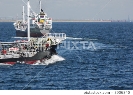 Scenery of ships passing through Tokyo Bay 8906840