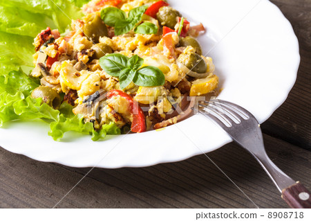 Omelet with vegetables 8908718