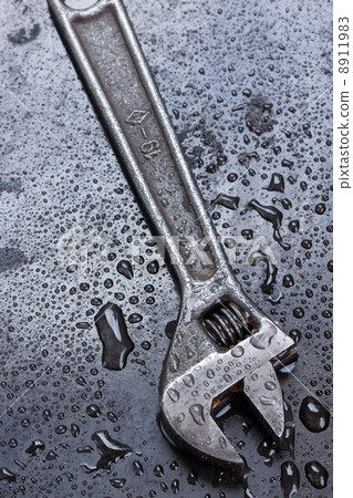 Adjustable spanner in water drops 8911983