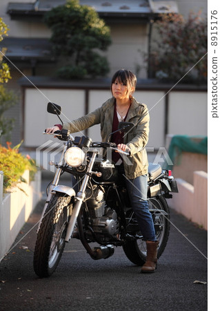 Female rider 8915176