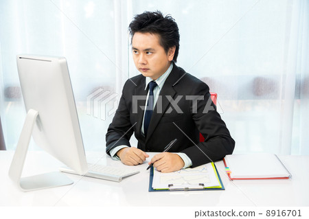 businessman working with desktop 8916701