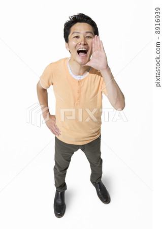A man shouting with his hand on his mouth 8916939