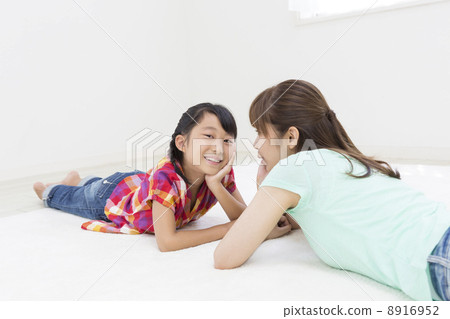Mother and daughter lying down with a cheek 8916952