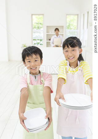 Sister brother holding a dish 8917029