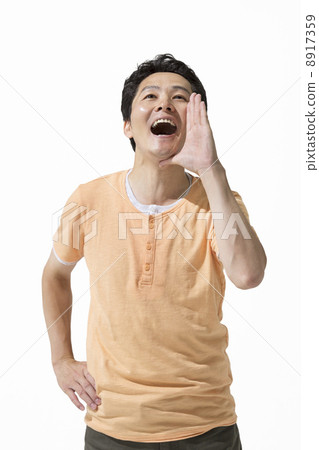 A man shouting with his hand on his mouth 8917359