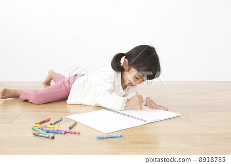 A child who draws 8918785