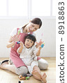 兒童和幼兒園老師玩手指木偶 8918863