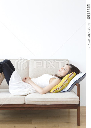 A lady lying on the sofa 8918865