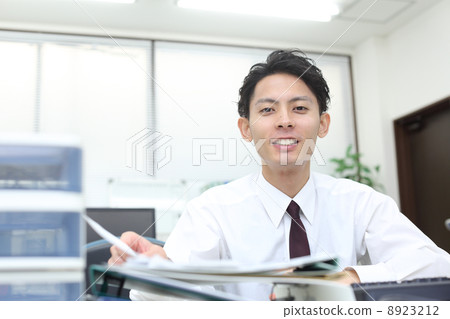 一個文職職位的年輕人 8923212