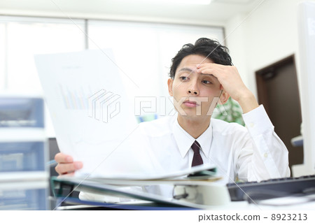 看文件的商人 8923213