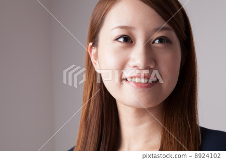 A woman looking up 8924102