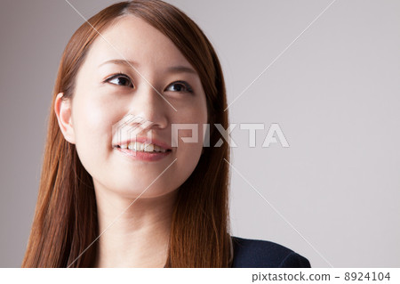 A woman looking up 8924104