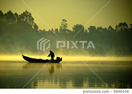 The fisherman 8946436