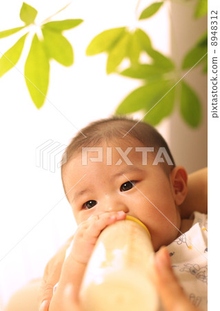 寶寶喝牛奶 8948312