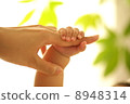 寶貝和媽媽的手 8948314