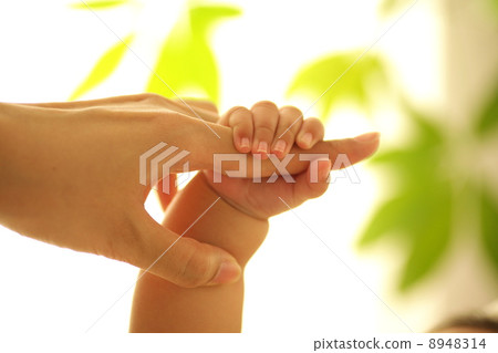 寶貝和媽媽的手 8948314