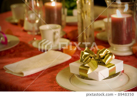 Elegant Christmas table setting in red 8948350