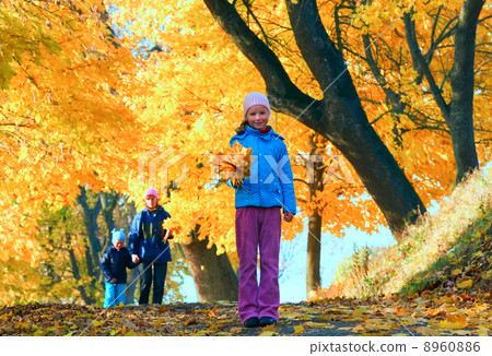 Family in autumn maple park 8960886