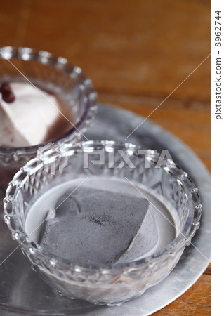 Dessert (Black sesame pudding) Dessert (Black sesame pudding) 8962744