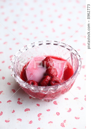 Dessert (raspberry pudding) Dessert (raspberry pudding) 8962773