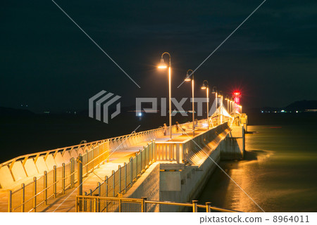 Breakwater promenade that continues to Sunport Takamatsu Red Lighthouse Breakwater promenade that continues to Sunport Takamatsu Red Lighthouse 8964011