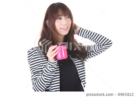 A woman with a mug 8965822