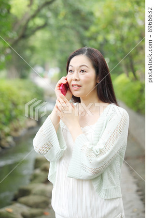 Middle-aged women using the phone 8966632