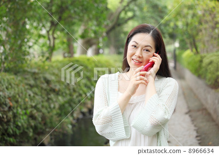 Middle-aged women using the phone 8966634