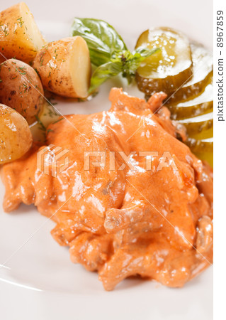 meat with potatoes 8967859