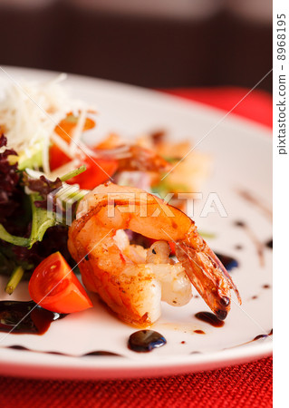 salad with shrimps 8968195