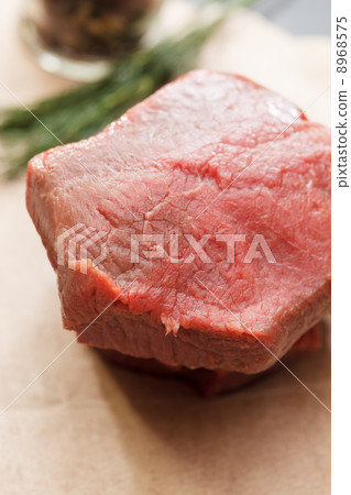 raw beef 8968575