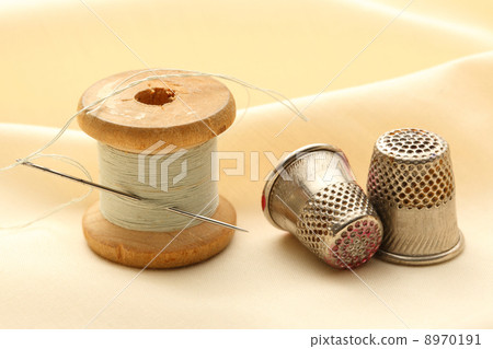Sewing thimbles, bobbin and needle 8970191