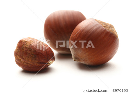 Whole and cracked hazelnuts Whole and cracked hazelnuts 8970193