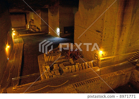 Walking Utsunomiya · Underground mining site of Oyanishi Walking Utsunomiya · Underground mining site of Oyanishi 8971771